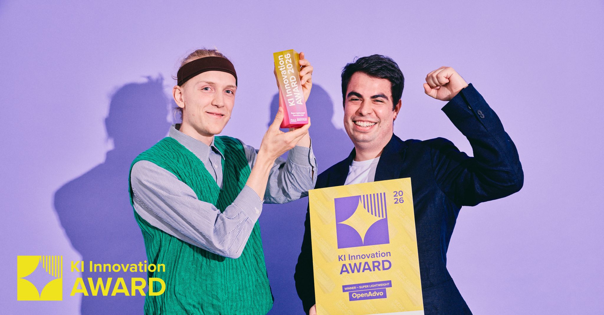 Das OpenAdvo-Team mit Trophäe und Urkunde des KI Innovation Award 2026, Kategorie Super Lightweight