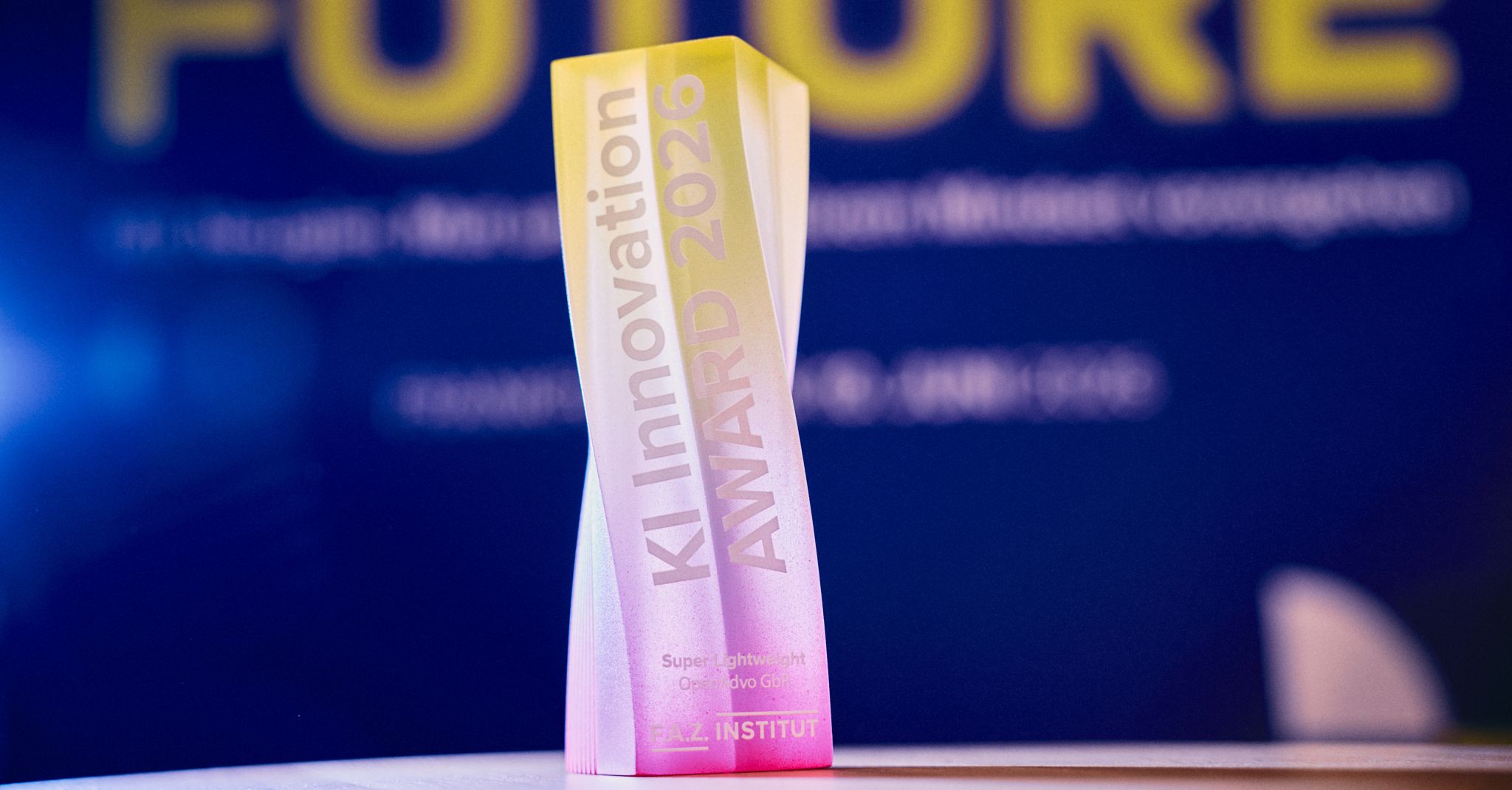Die Trophäe des KI Innovation Award 2026 mit der Gravur „Super Lightweight“